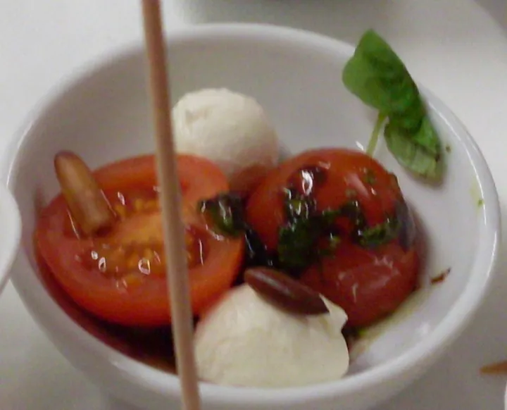 Mini - Mozzarella mit Kirschtomaten und Pesto