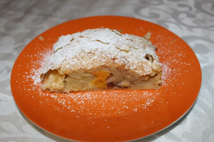 Apfel-Pfirsich-Strudel