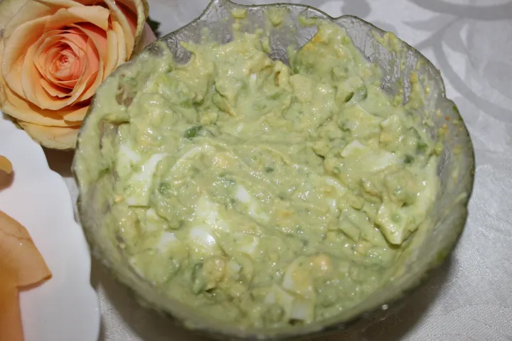 Avocado-Dip für Artischocken