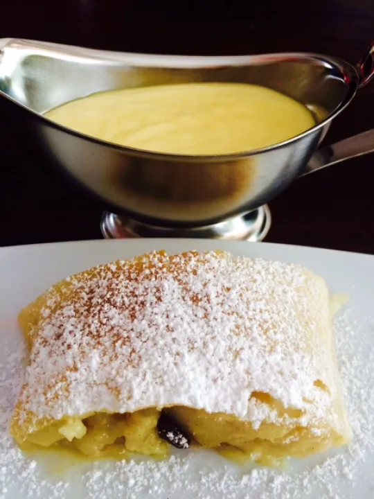 Birnen-Strudel mit Williams Sauce