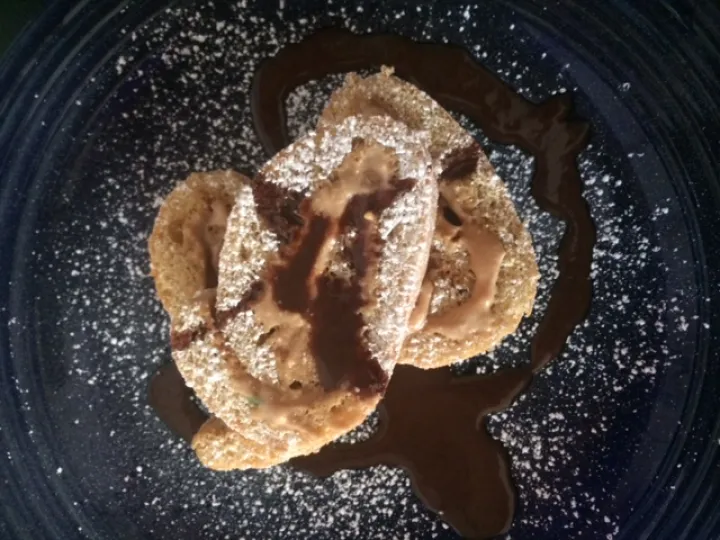 Biskuitroulade mit Baileys-Kaffeecreme