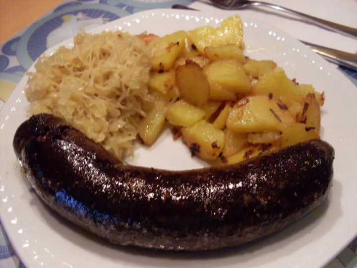 Blutwurst mit Sauerkraut und Rösterdäpfel