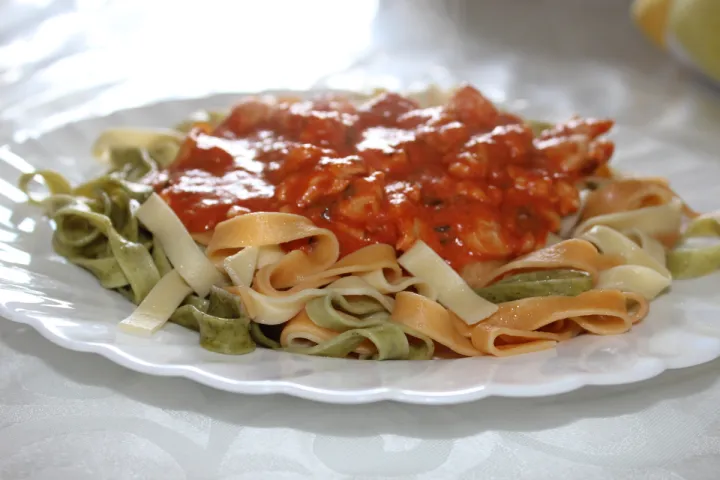 Bunte Bandnudeln mit Tomaten-Poulet-Sauce