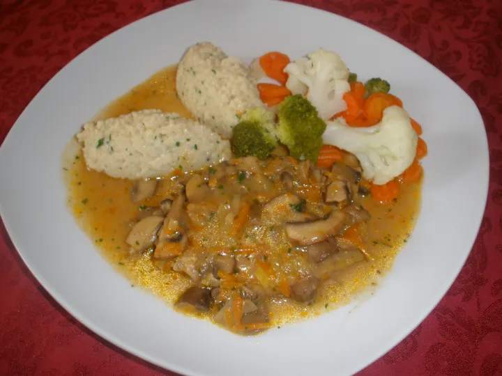 Kotelett in pikanter Champignonsoße mit Kräutercouscous