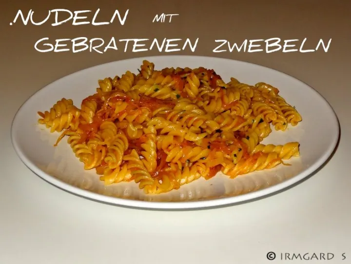 Nudeln mit gebratenen Zwiebeln