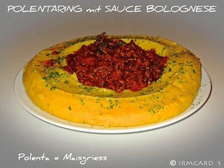 Polentaring mit Sauce Bolognese