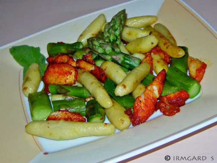 Tilapiafilet mit Grünspargel und Schupfnudeln