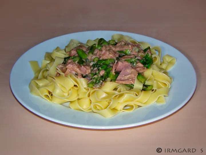 Grünspargel, Thunfisch und Nudeln