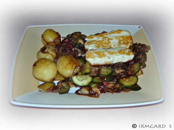 Zucchinigemüse mit gebratenem Halloumi