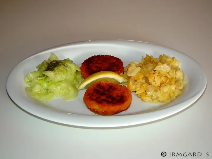 Fischlaibchen mit Rösti und Gurkensalat