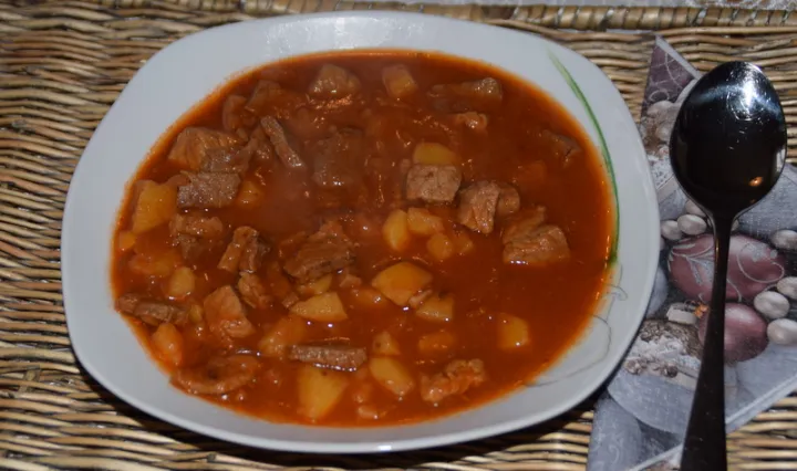 Albanische Kartoffelsuppe