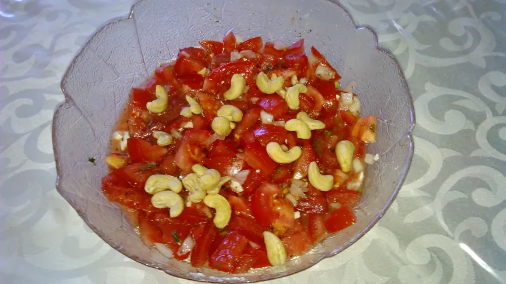 Tomatensalat mit Cashewkernen 
