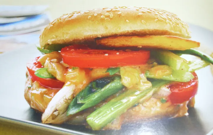 Gemüse Kartoffel Burger mit pikanter Salatsauce