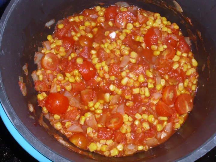 Mais-Chili mit Tomaten und Pfeffer