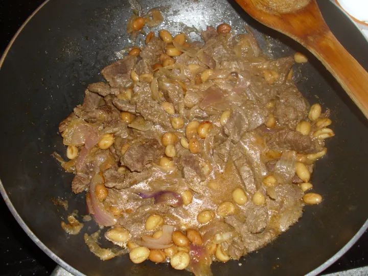 Mexikanisches Zwiebelfleisch mit Erdnüssen