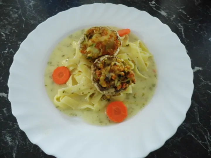 Gefüllte Champignons an Weißweinsoße mit Tagliatelle