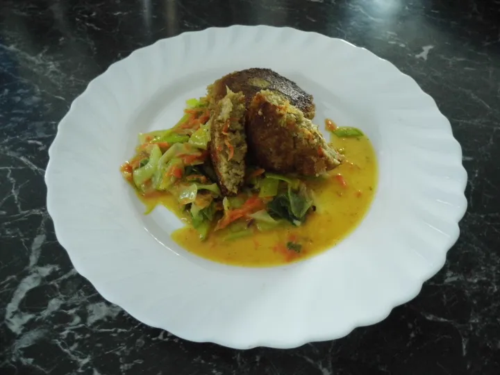 Grünkernbratlinge mit Lauchgemüse