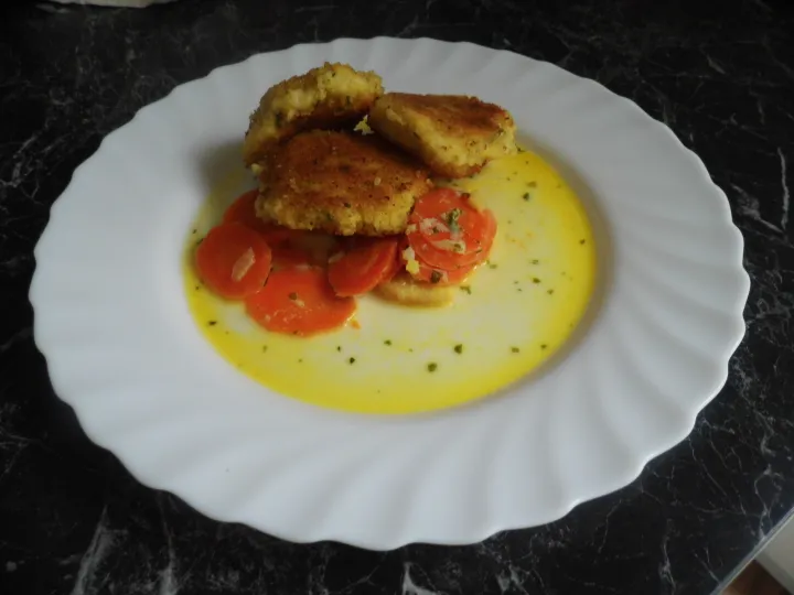 Hirsebratlinge mit Ingwer-Apfel-Möhrengemüse