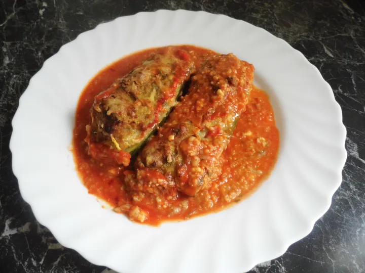 Gefüllte Zuccini mit Tomatensoße