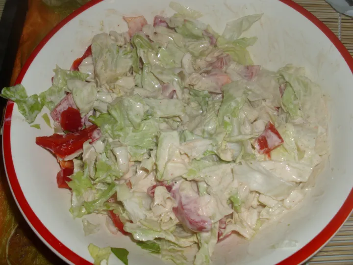 Eisbergsalat mit Thousand-Island Dressing