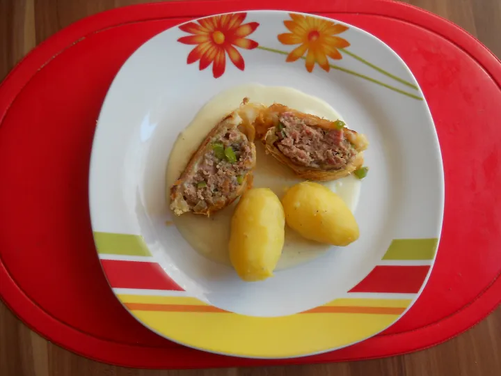 Faschiertes im Blätterteig und Salzerdäpfel