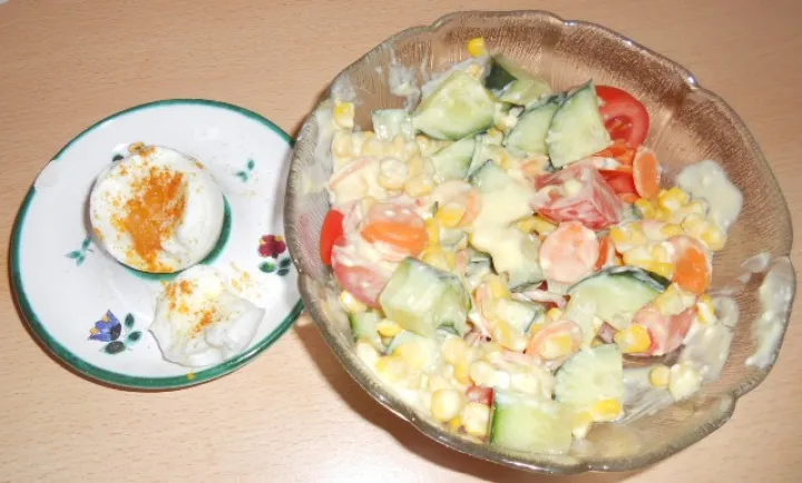Gemischter Gurkensalat mit Curryjoghurt