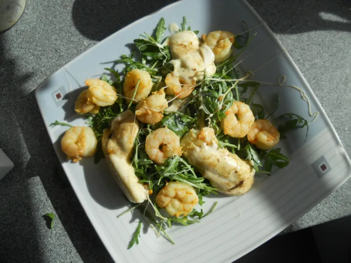 Gebratener Mozzarella auf Ruccolasalat mit Garnelen