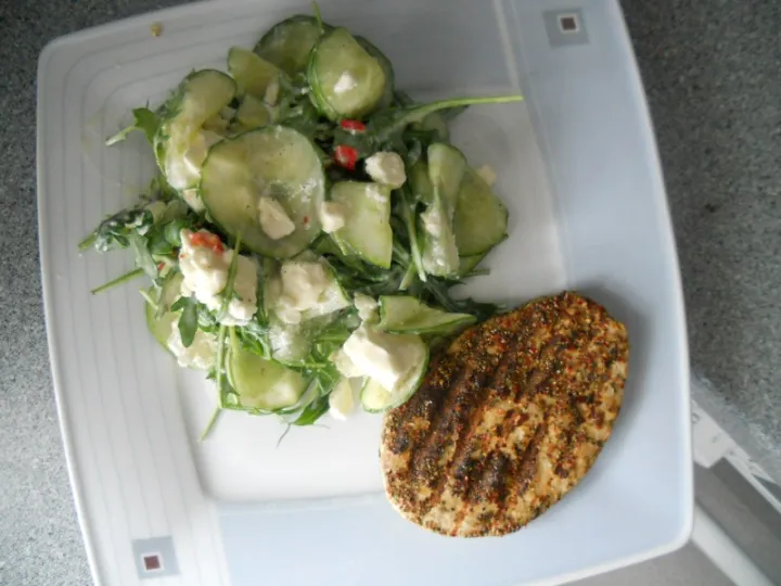 Gurken-Rucola-Salat mit Schafskäse