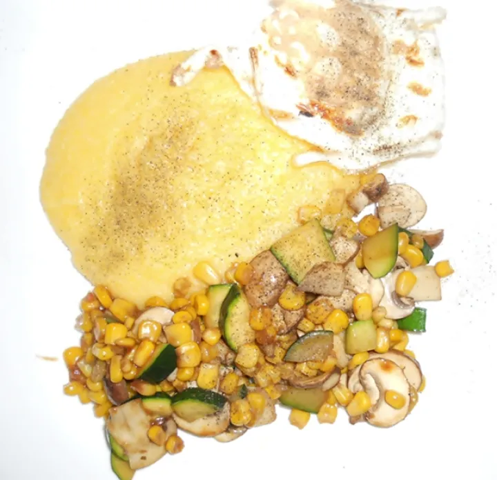 Gebratenes Gemüse mit Polenta
