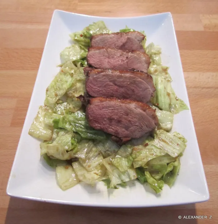 Entenbrust auf Blattsalat