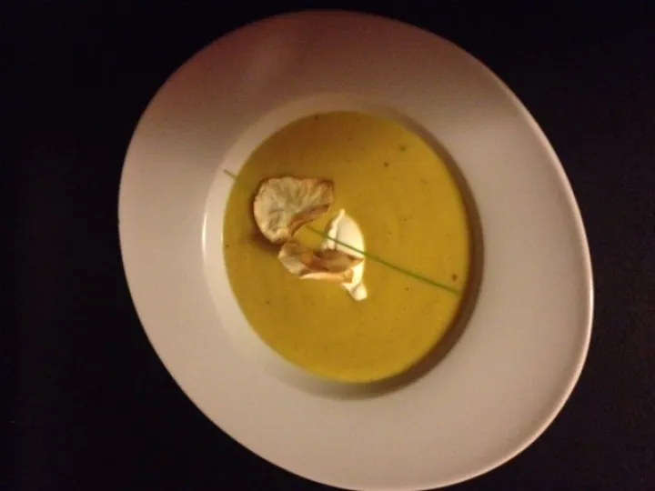 Exotisches Apfel- Sellerie Süppchen mit Selleriechips