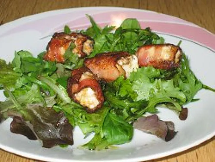 Salat mit Schafkäse im Speckmantel