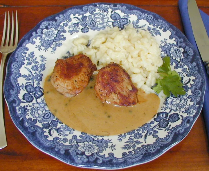 Schweinsfischerl in Pfefferrahmsauce
