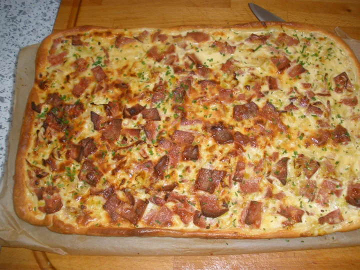 Flammkuchen mit Leberkäse