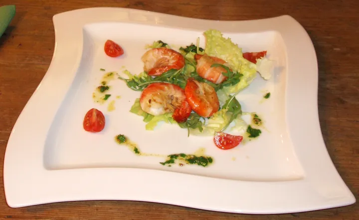 Garnelen auf Blattsalaten