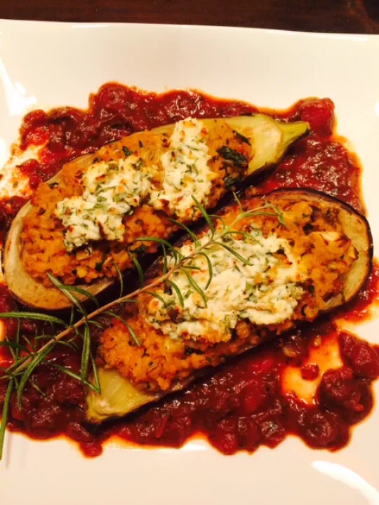 Gefüllte Melanzani auf Tomatenspiegel