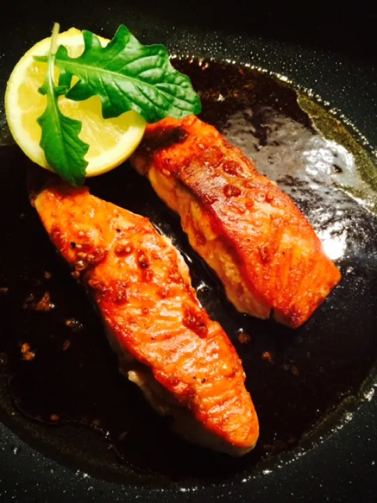 Glasierter Lachs mit Honig und Sojasauce