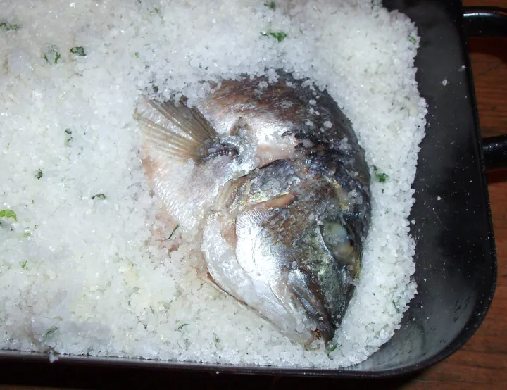 Goldbrasse in der Salzkruste