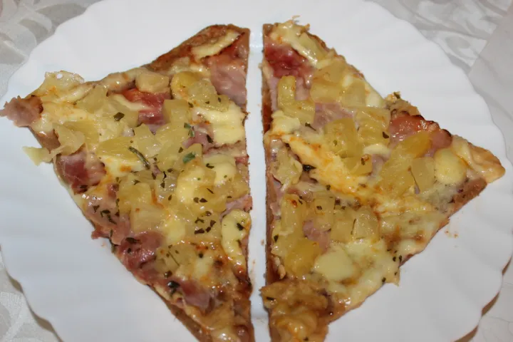 Hawaii-Pizza (mit Schinken und Ananas)