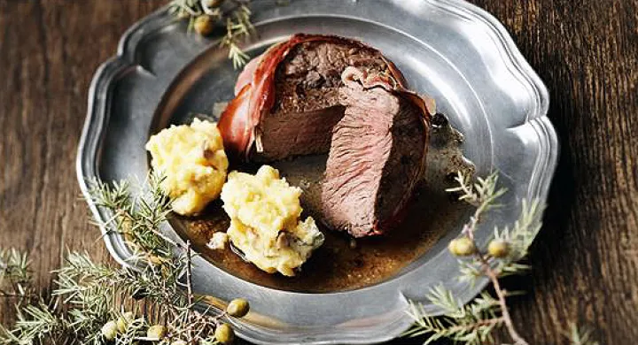 Hirschsteak im Speckmantel mit Maronipolenta