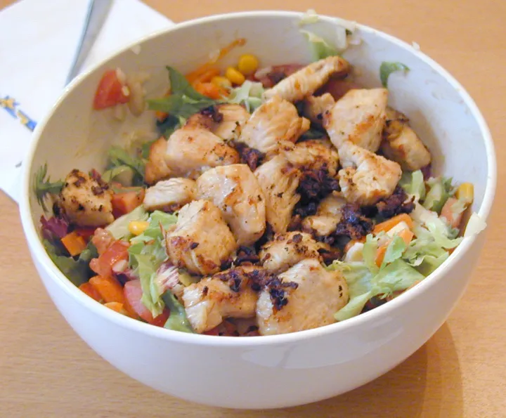 Salat mit Hühnerbruststreifen