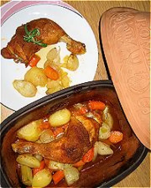 Hühnerkeulen im Tontopf