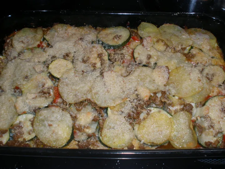 Erdäpfel - Zucchini Auflauf mit Faschiertem