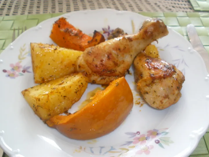 Bunte Hendlpfanne mit Kürbis und Kartoffeln