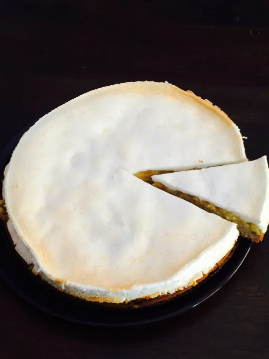 Rhabarber Torte unter der Baiserhaube