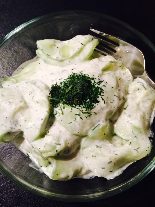 Gurkensalat mit Rahm Dressing 