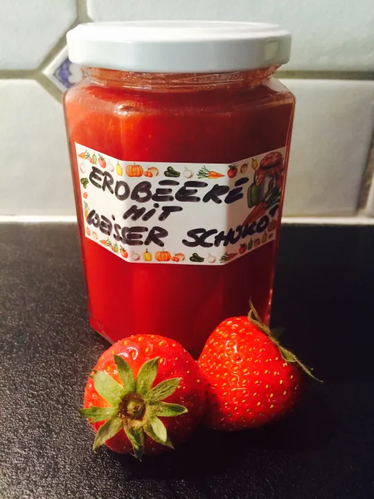 Erdbeermarmelade mit weißer Schokolade 