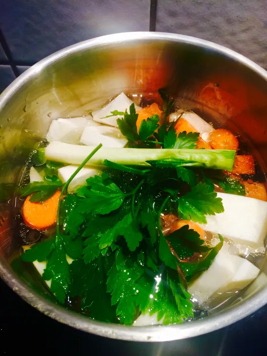 Selbstgemachter Gemüsefond