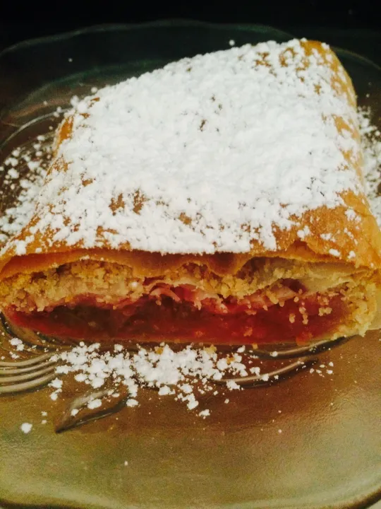 Erdbeer-Rhabarber Strudel