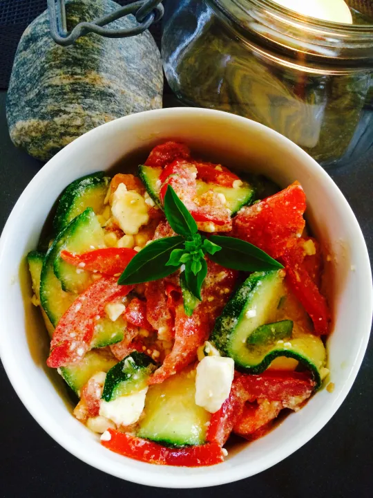 Zucchini- Tomaten Salat mit Feta 